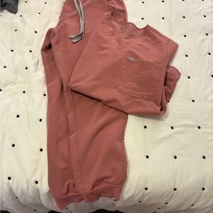 Figs Dusty Rose Scrub Set